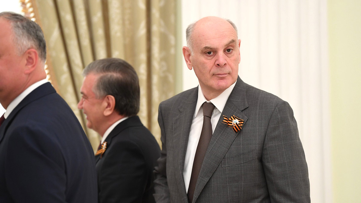 Президент Абхазии покинул столицу после ультиматума оппозиции об отставке