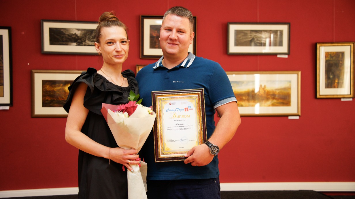 Ирина и Максим Кочетовы стали победителями ежегодного городского конкурса «Семья года» в номинации «Молодая семья» — пара воспитывает троих детей