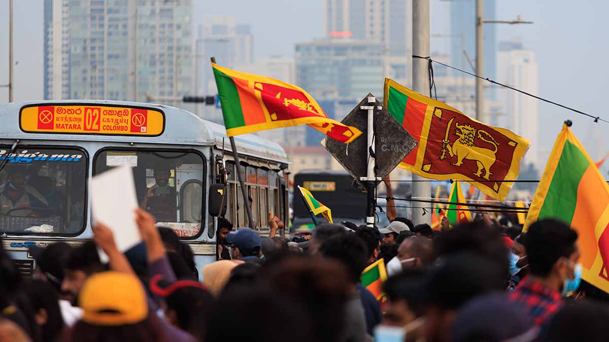 Влетевший во время гонки в толпу автомобиль задавил семь человек на Шри-Ланке