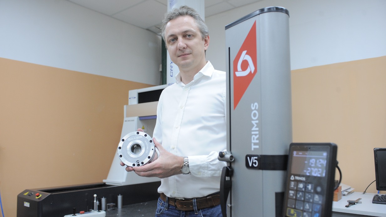 Технический директор компании по производству изделий из металла Алексей Веялко держит в руках созданную на предприятии специальную оснастку для оборудования промпредприятий, которая называется «нулевая точка». В стране такую продукцию выпускает только этот завод