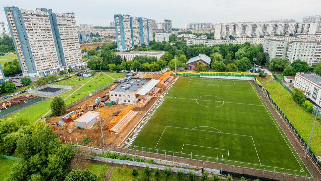 Строительство футбольного поля возобновили в Ясеневе