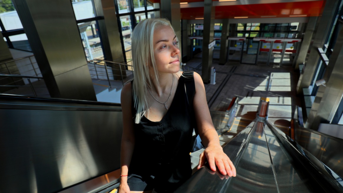 Москвичка Надежда Егорова поднимается на эскалаторе на станции МЦД-2 «Щукинская», открытие которой улучшило транспортное обслуживание около 170 тысяч москвичей