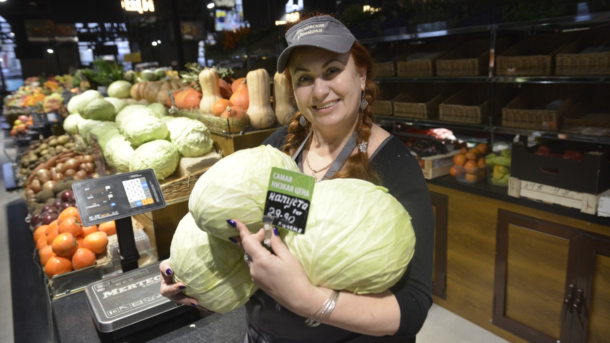 Продавец овощей на продуктовой ярмарке Алена Байда уверена: цены на новый урожай приятно удивят москвичей. В том числе и на капусту, и на морковь