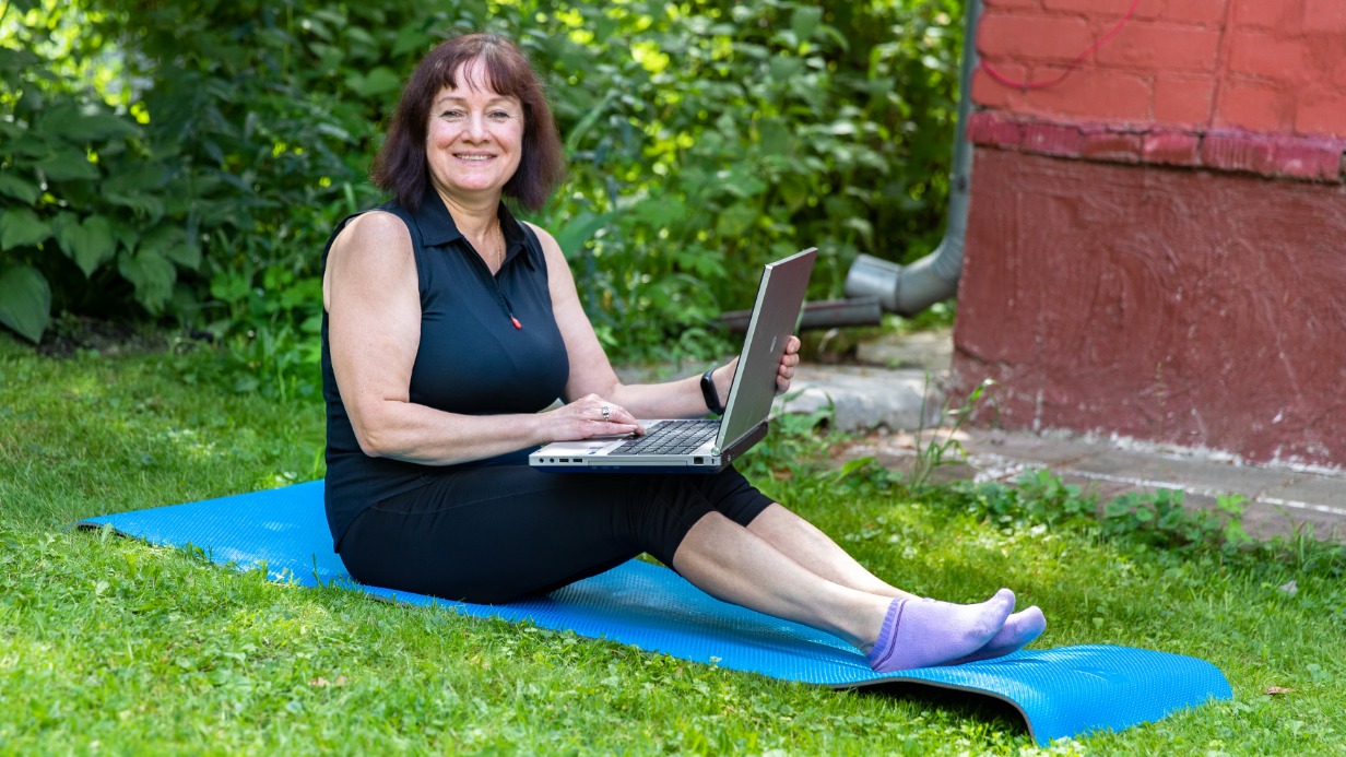 Дачный сезон вместе с «Московским долголетием»: участники проекта рассказали о занятиях за городом