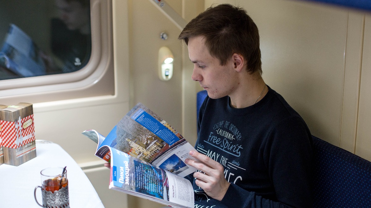 Пассажир Алексей Уланов в купе туристического поезда