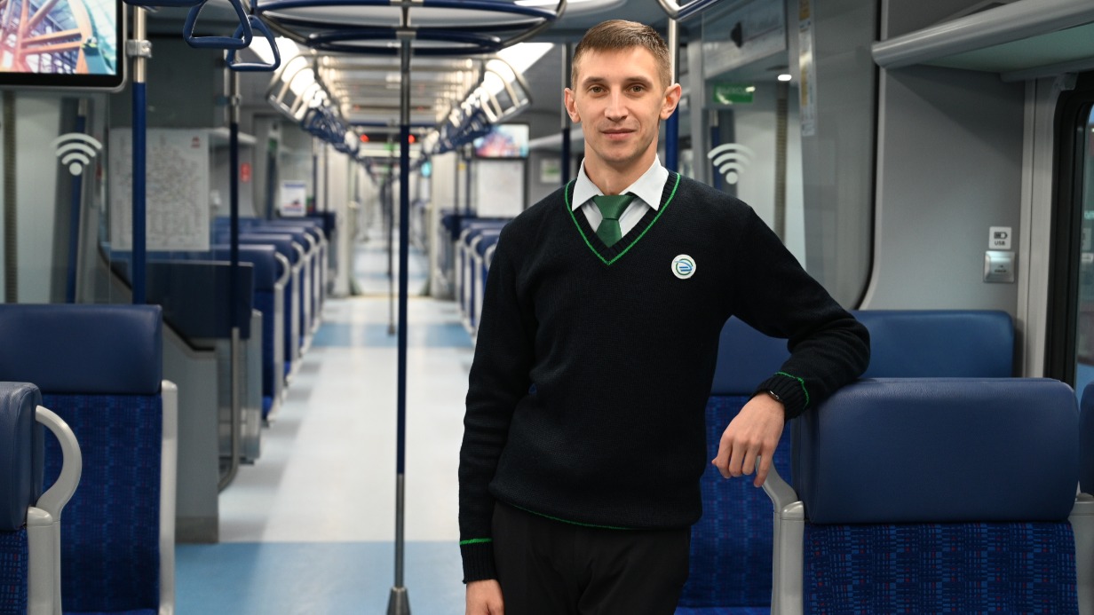 Машинист Алексей Пьянов в вагоне одного из электропоездов «Иволга»