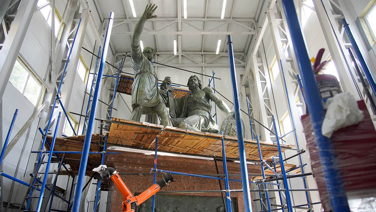 Памятник Минину и Пожарскому вернули на Красную площадь после реставрации