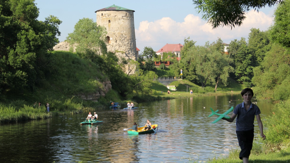 Юный житель Пскова Антон, как многие псковичи и гости города, любит проводить время в финском парке Куопио, расположенном напротив Гремячей башни