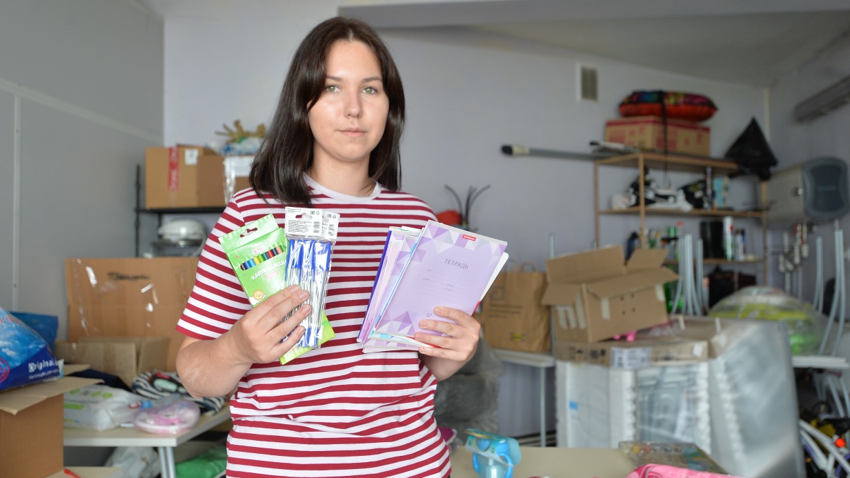 Специалист по информационной работе отдела по делам молодежи Московской епархии Валерия Елизарова собирает гуманитарную помощь для детей из Горловки