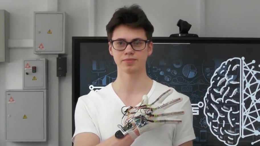 Ученик школы № 2065 Данила Фомиченко показывает, как работает созданная им перчатка по переводу языка жестов на русский