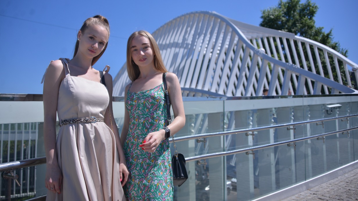 Москвички Дарья Григорова и Лидия Фролова на новом мосту в зоопарке