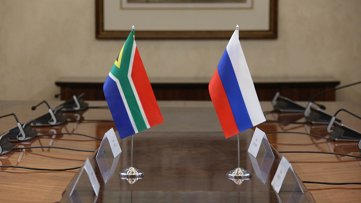 Россияне сорвали проукраинский митинг в ЮАР песней «Сигма-бой»