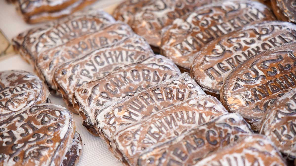 Новому мэру Усть-Илимска на инаугурации подарили Конституцию, кнут и пряник