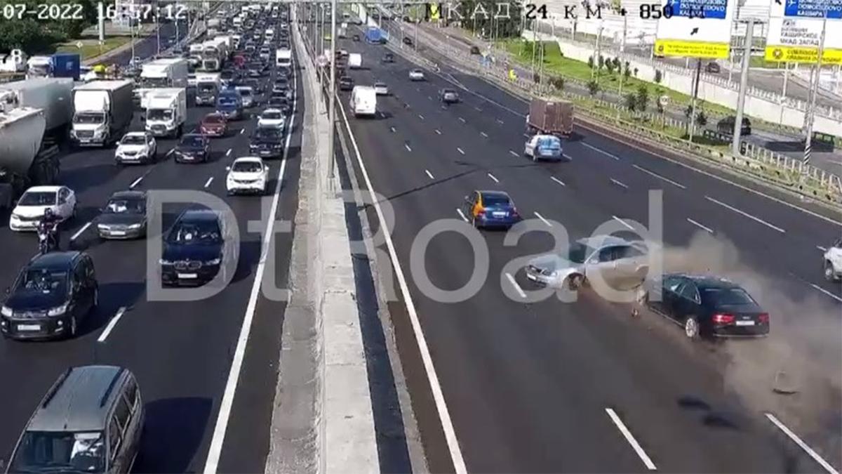 Два автомобиля столкнулись на МКАД 