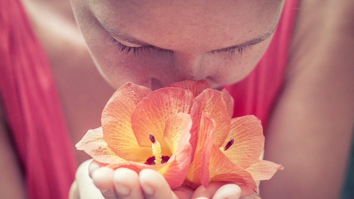 Чем пахнет симпатия: психолог назвал категорию людей, которые оценивают других по запаху