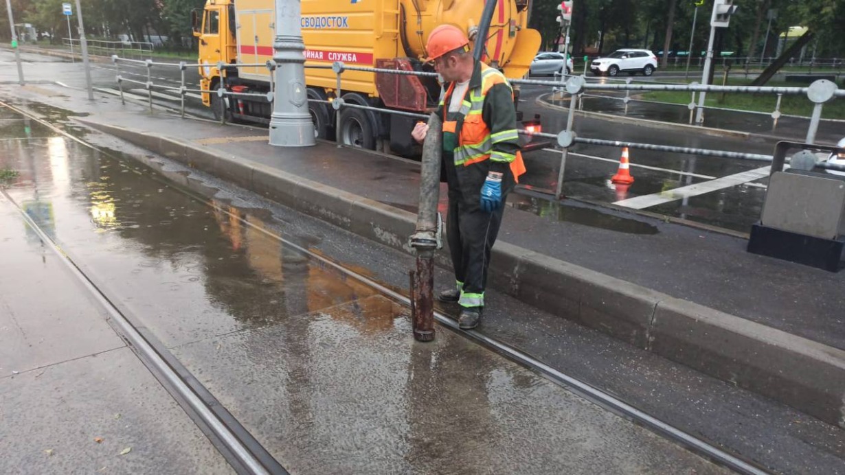 Бригады «Мосводостока» дежурят на улицах столицы из-за непогоды