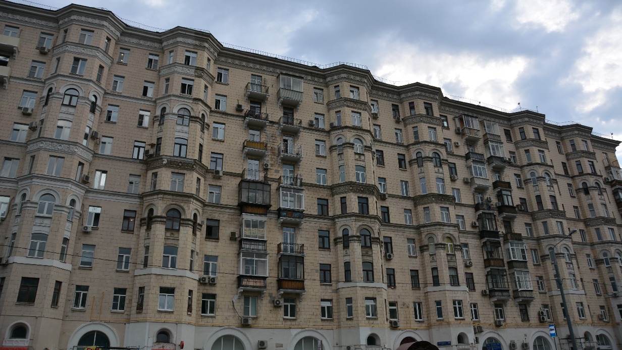 Капитальный ремонт двух домов 1955 года завершат осенью в Москве