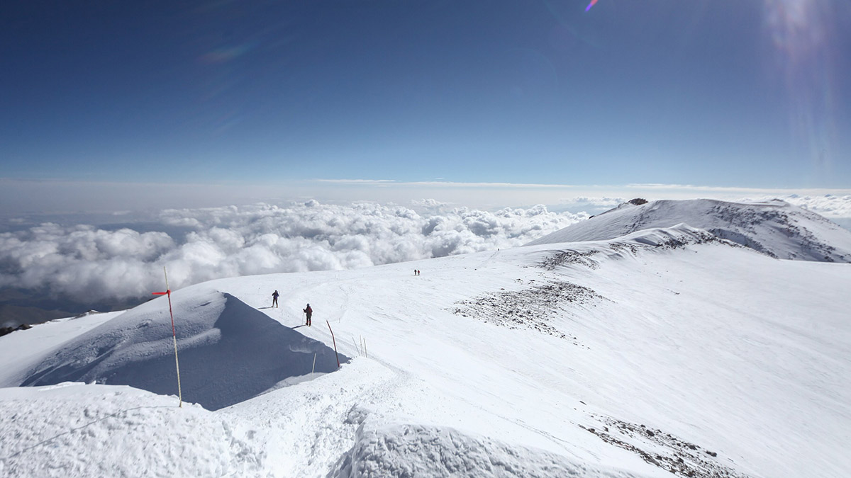МЧС Киргизии: Погибших альпинистов в районе пика Победы может быть больше