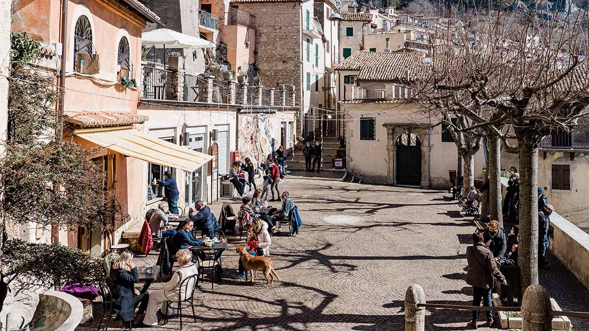 Штраф за реинкарнацию и запрет на долгие прощания: абсурдные законы стран мира