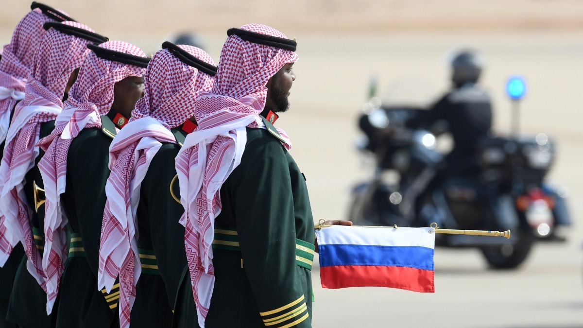 Эксперт по этикету объяснила, почему важна разница в приеме Путина и Байдена в Эр-Рияде