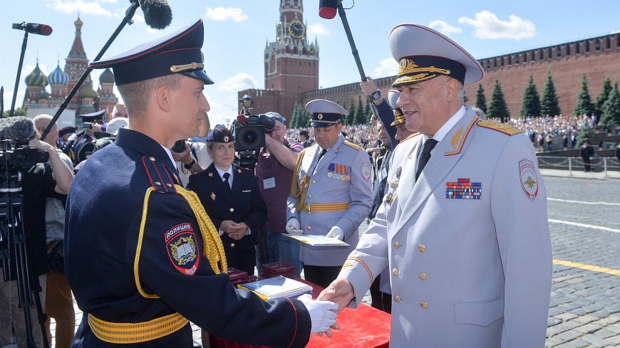 Колокольцев вручил на Красной площади дипломы выпускникам университета МВД