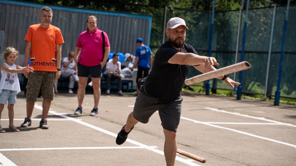 Москвич Иван Ярыгин участвует в соревнованиях по городошному спорту. Он пытается выбить фигуру «часовые»