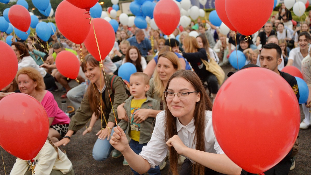 Москвичка Виктория Штеле (на переднем плане) стала одной из 312 человек, установивших рекорд России по приседаниям