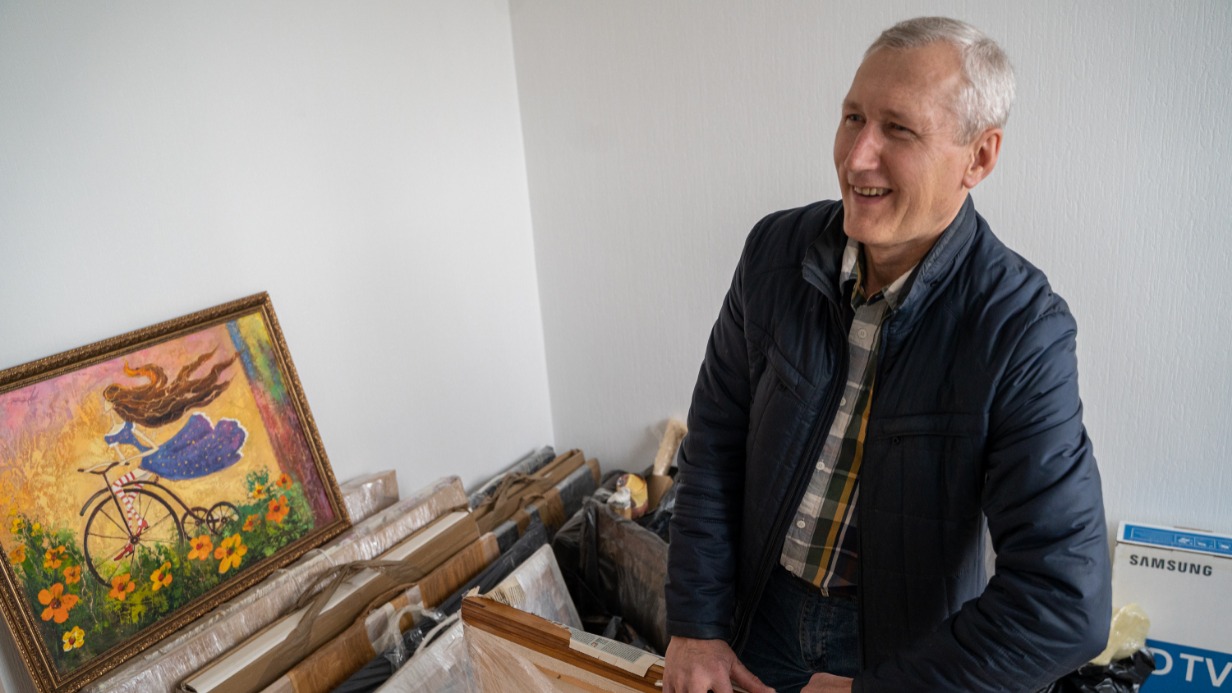 Леонид Терехов распаковал несколько экспонатов своей коллекции. Теперь в его новой квартире достаточно места, чтобы развесить картины