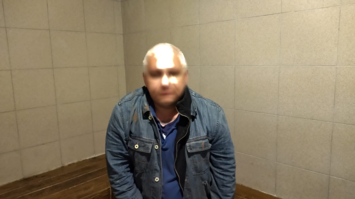 Пьяный мужчина пытался похитить алкоголь из закрытого магазина на юго-востоке Москвы