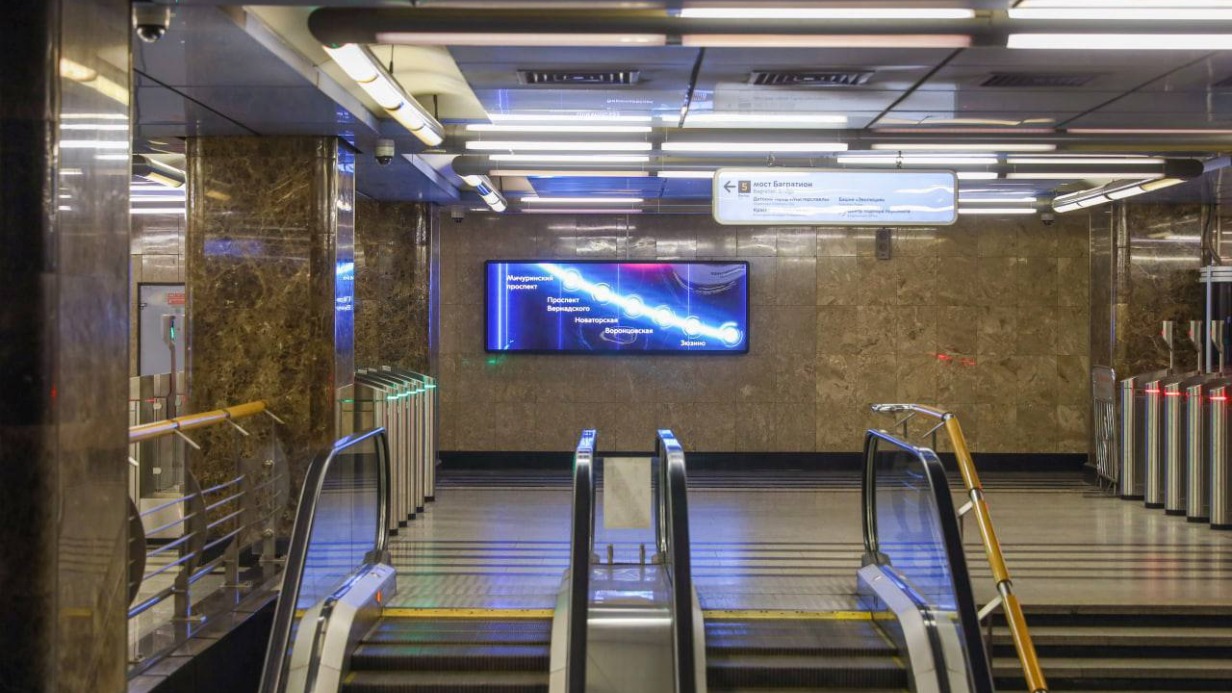 Почти на 200 станциях метро появятся новые медиаэкраны 