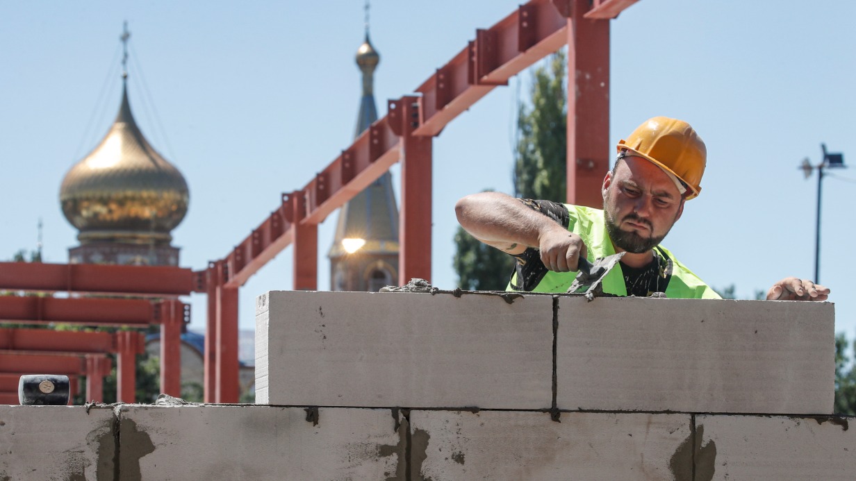 В освобожденном от националистов Мариуполе началось строительство нового жилого микрорайона. Сейчас город восстанавливается после боев, а правоохранительные органы расследуют преступления, которые совершали на этой территории украинские солдаты