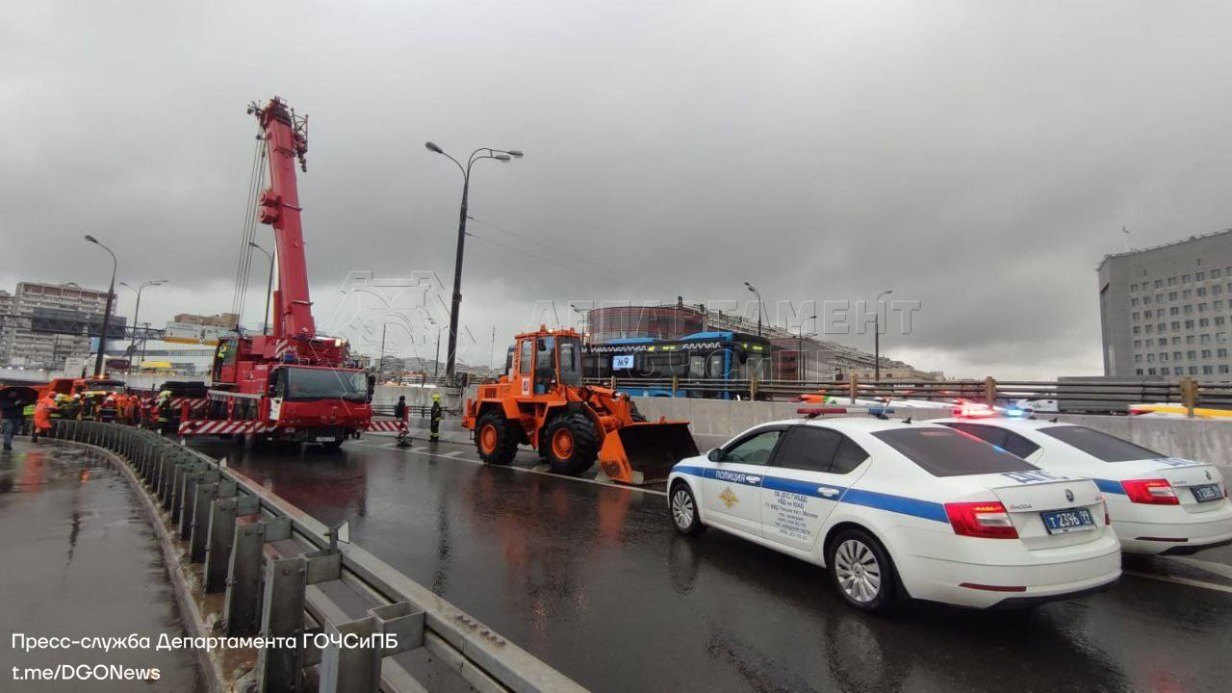 Сотрудники МЧС ликвидировали последствия ДТП в Донском районе