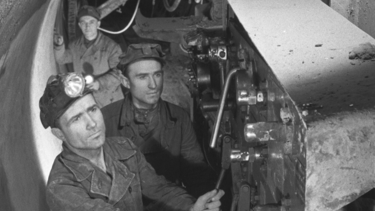 1953 год. Рабочие во время управления проходческим буром на строительстве Московского метрополитена имени Л. М. Кагановича (сейчас имени В. И. Ленина)