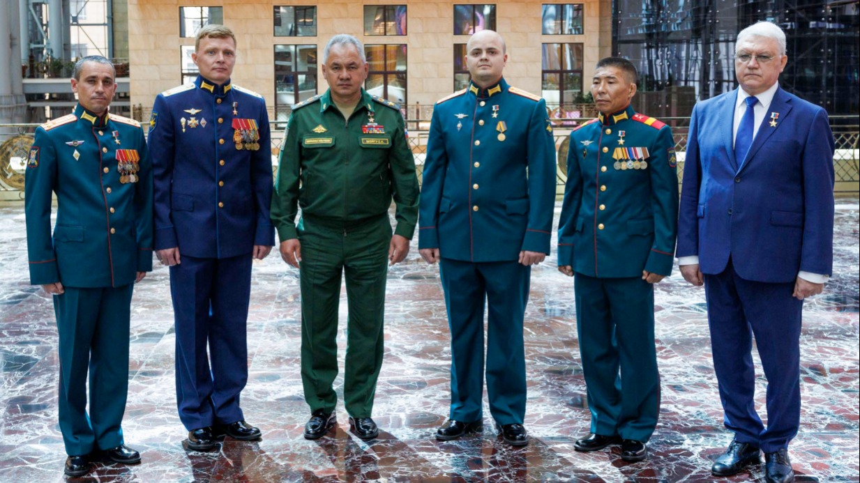 Командир танкового полка, полковник Иван Шиц, заместитель командира истребительного авиационного полка, подполковник Илья Сизов, министр обороны России Сергей Шойгу, командир огнеметного взвода, старший лейтенант Андрей Соловьев, заместитель командира взвода старший сержант Мерген Донгак и генеральный директор концерна, выпускающего вооружение для противовоздушной обороны Ян Новиков (слева направо) на вручении госнаграды «Золотая Звезда» 
