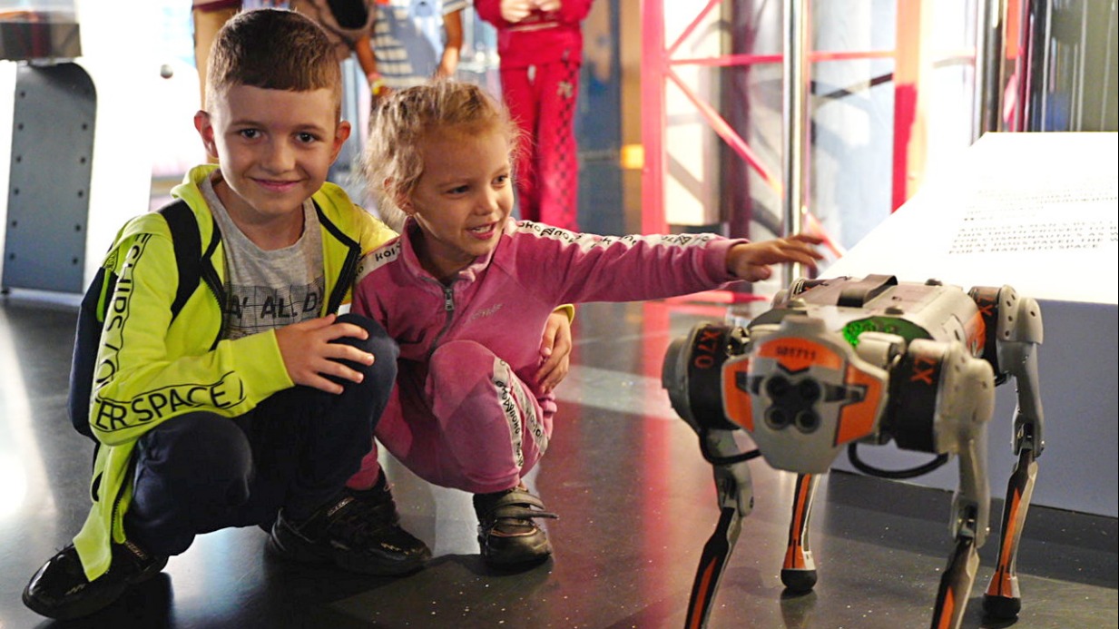 Максим Дацун с сестрой Есенией в Музее космонавтики пообщались с робопсом по кличке Рободруг