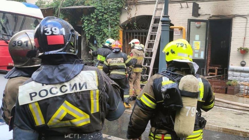 Появились фото с пожара из ресторана на Патриарших прудах