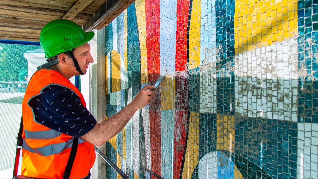 Реконструкцию главного входа с мозаичными панно завершили в спорткомплексе «Авангард»