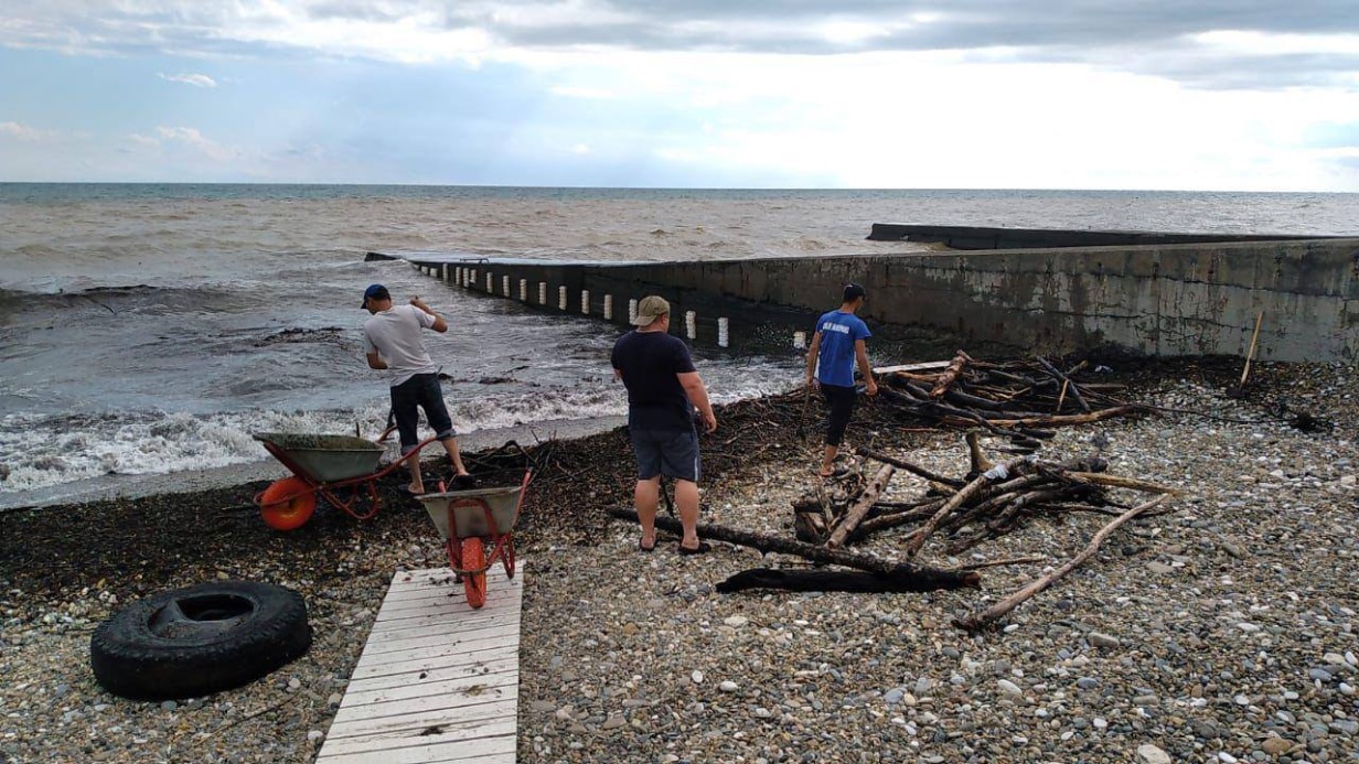 Власти Сочи закрыли для купания все пляжи города из-за угрозы шторма