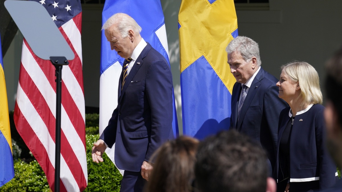 Президент США Джо Байден, президент Финляндии Саули Ниинистё и премьер-министр Швеции Магдалена Андерссон (слева направо) во время заявления для прессы о вступлении скандинавских стран в НАТО