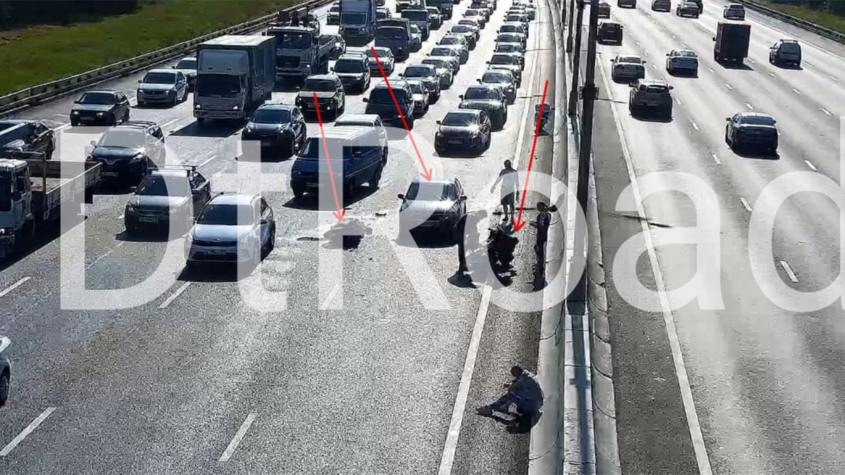 Авария с участием легковушки и двух мотоциклов произошла на МКАД