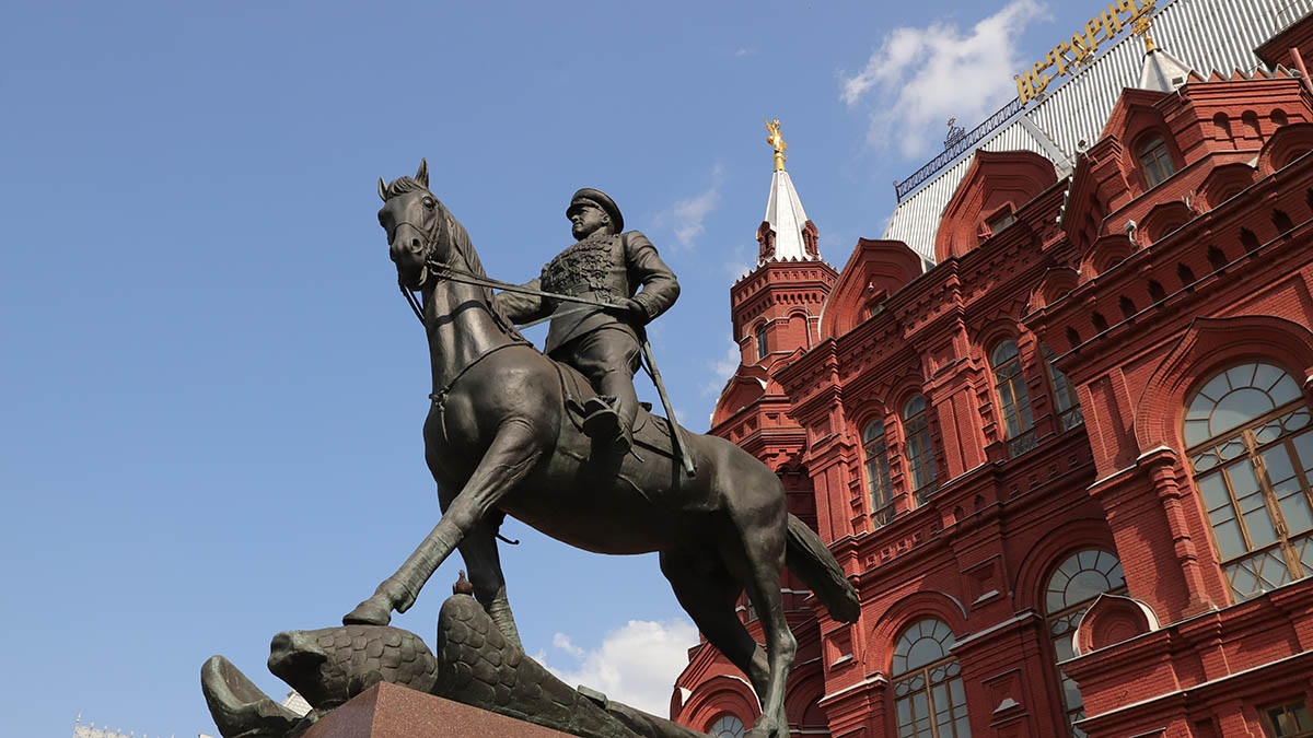Житель Тулы получил полтора года колонии за надпись на памятнике Жукову в Москве