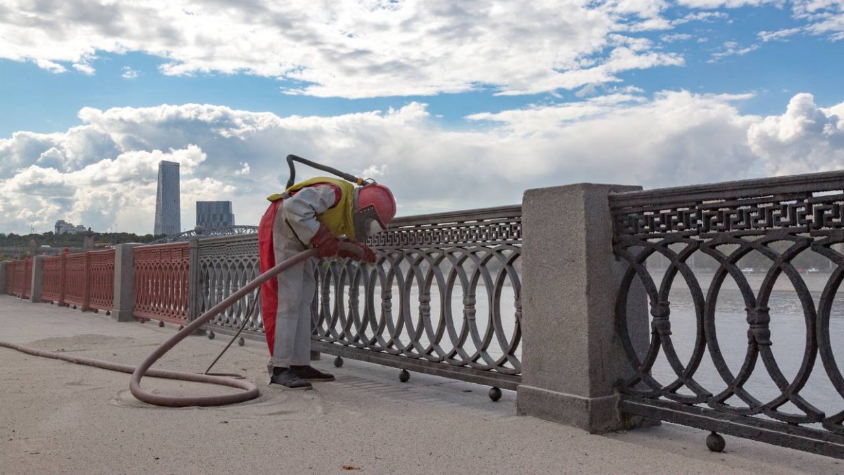 Пескоструйная очистка более 200 инженерных сооружений завершится в Москве к октябрю