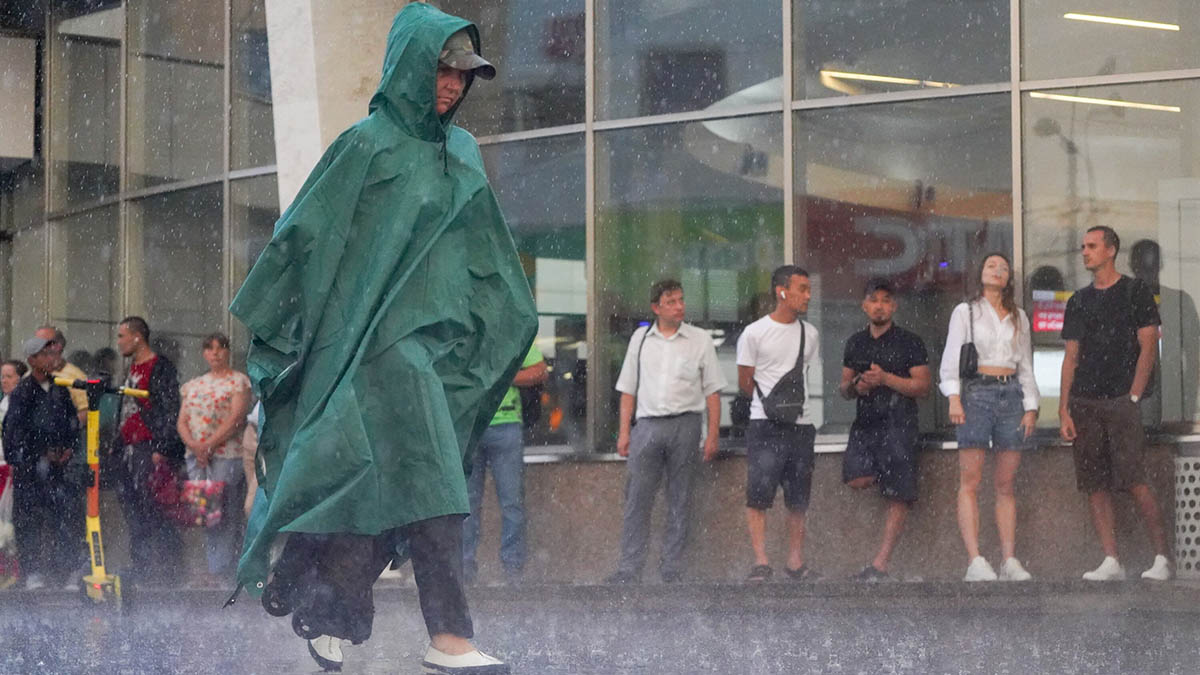 «Оранжевый» уровень опасности из-за жары и ливней объявили в Москве в воскресенье