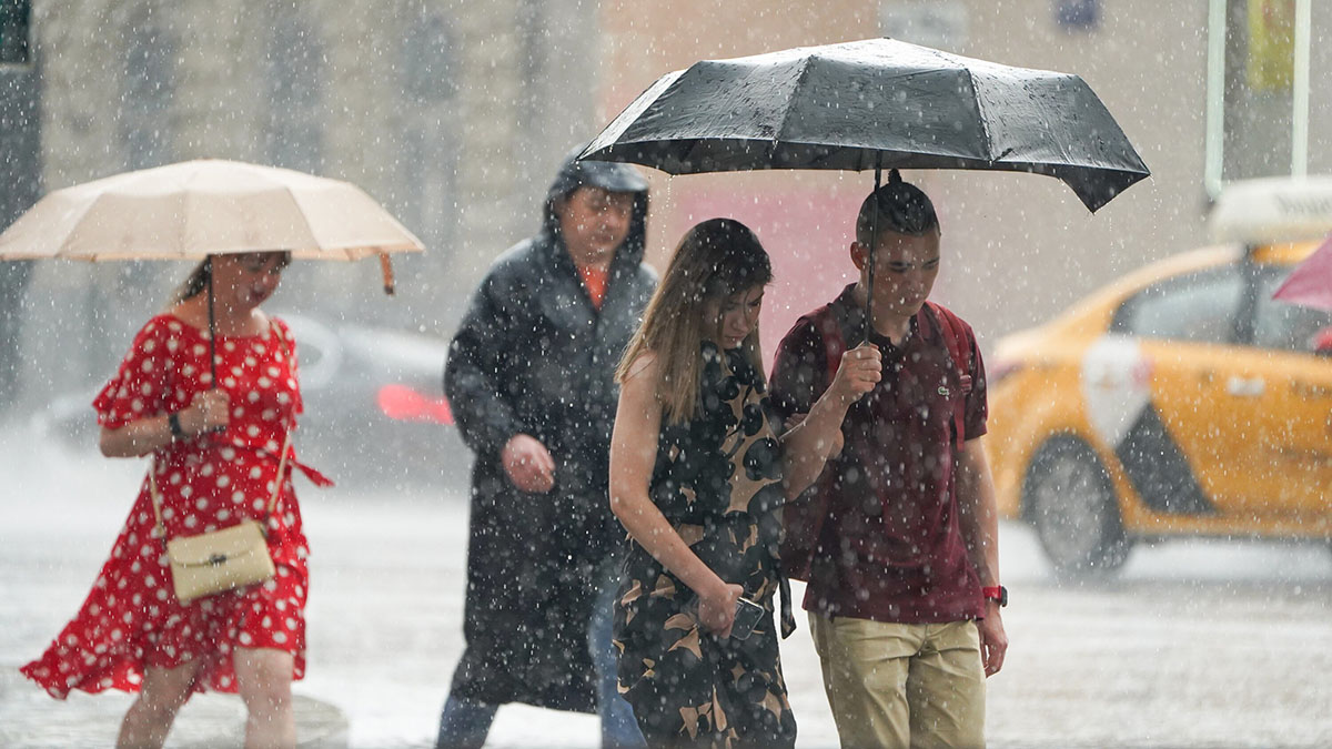 Свыше четверти месячной нормы осадков выпало в ряде районов Москвы менее чем за час