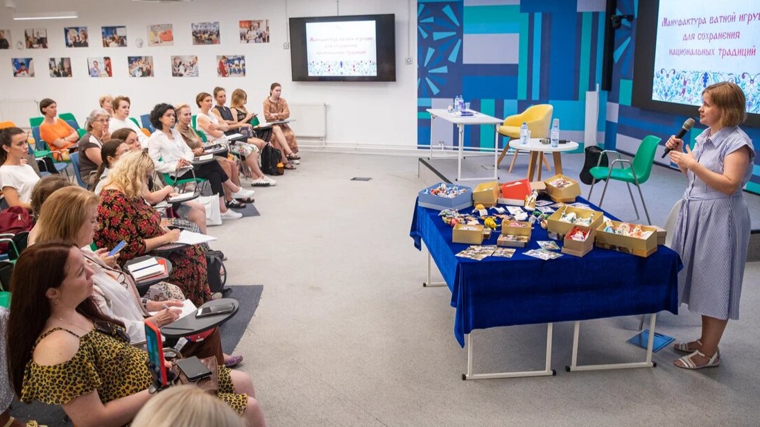 Зарабатывать на валянии научили мам в творческой мастерской центра «Моя карьера»