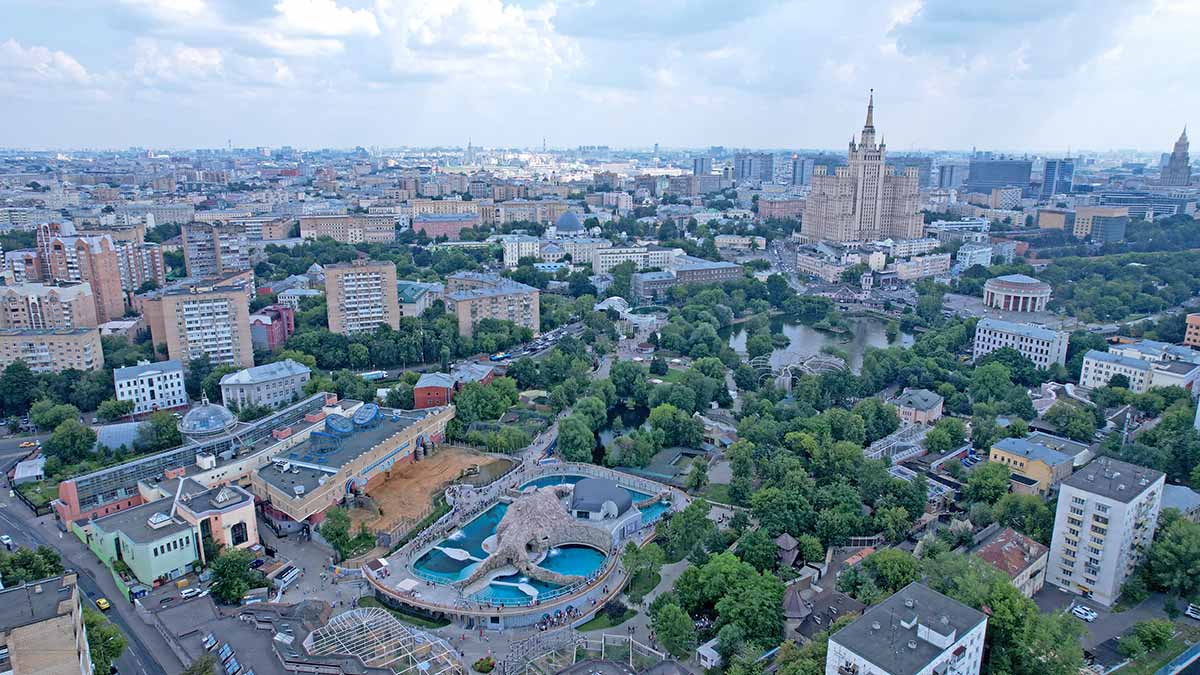 Вместо устаревших площадок появились современные детские игровые комплексы