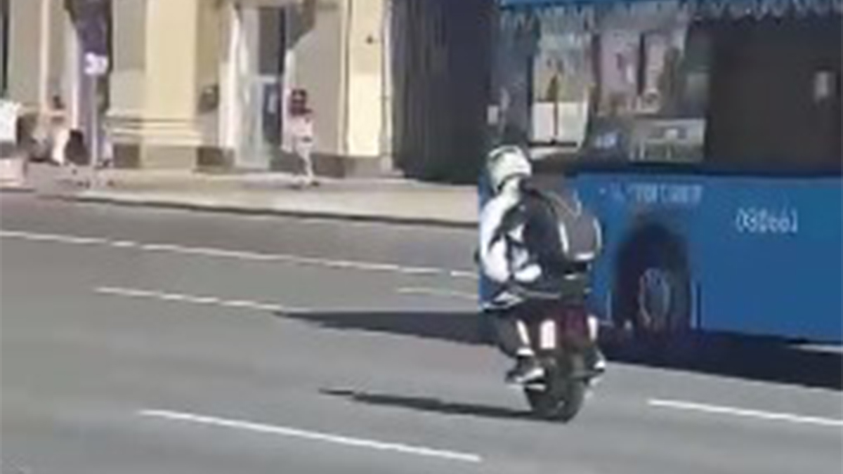 Мужчину привлекли к ответственности за гонки на моноколесе на Кутузовском проспекте