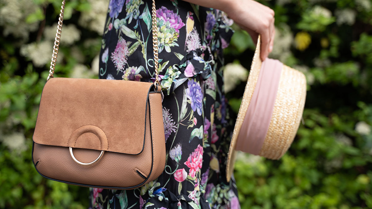 Мужчина украл у женщины сумку на остановке на юге Москвы. Видео