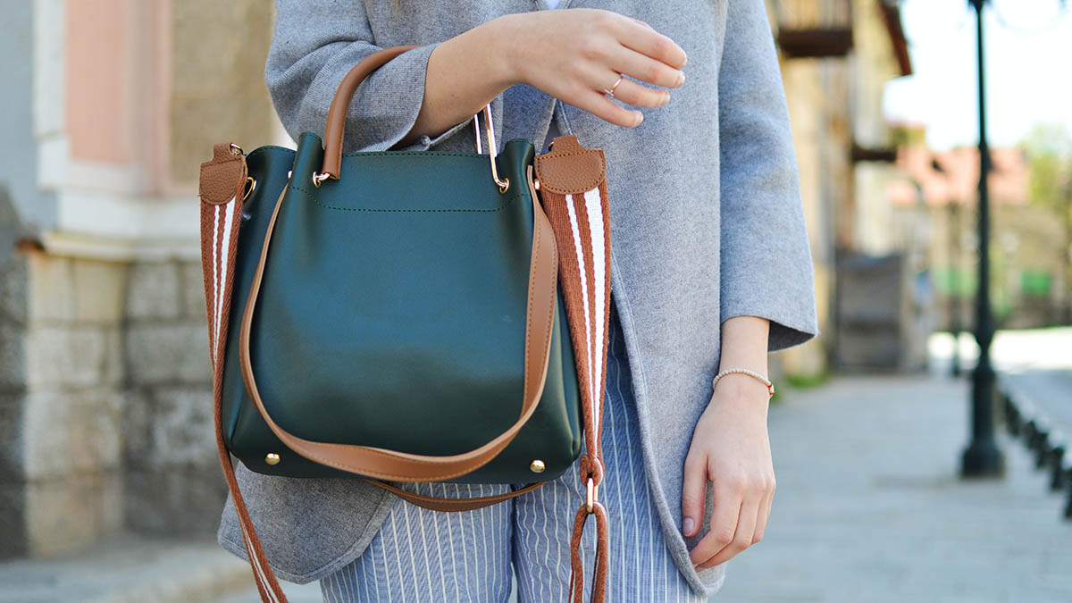 Названы пять аксессуаров в женском гардеробе, на которых не стоит экономить 