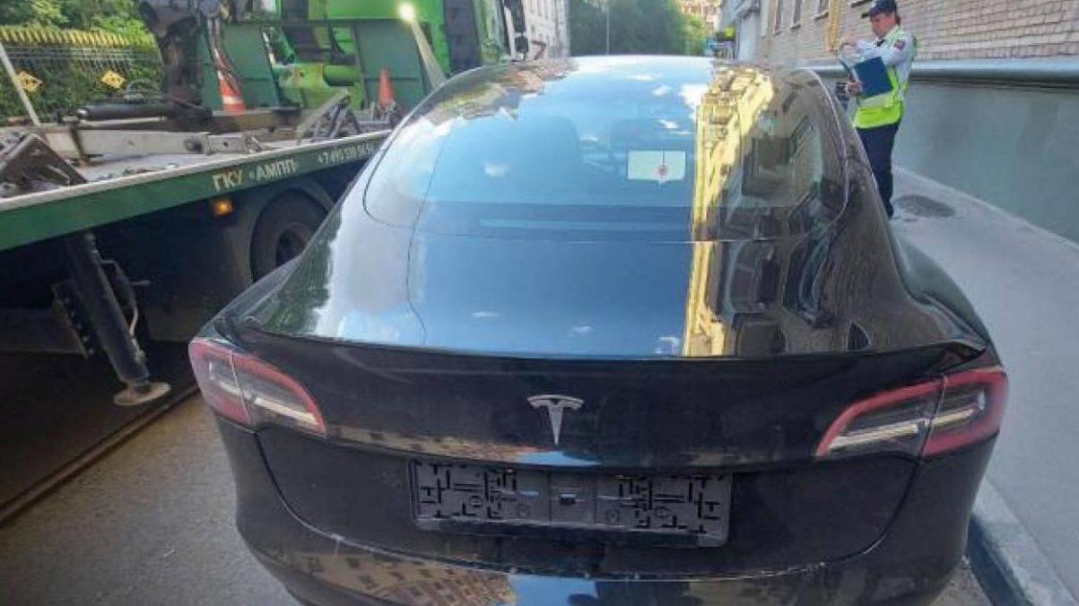 Почти три тысячи автомобилей без номеров переместили на спецстоянки в Москве с начала года